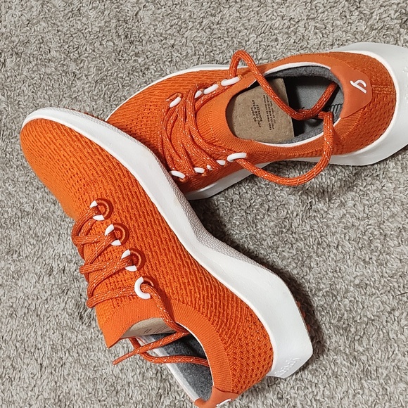 Tennis shoes - Picture 3 of 3
